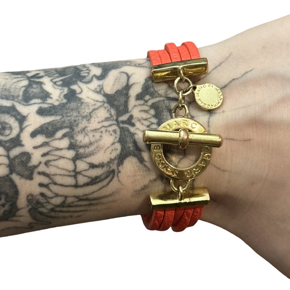 MARC BY MARC JACOBS women's coral leather 5-string bracelet with gold hardware.